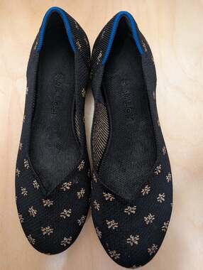 Rothy's The Flat Round Toe Black Gold Star Metallic Pattern Shoes Women's Size 8
